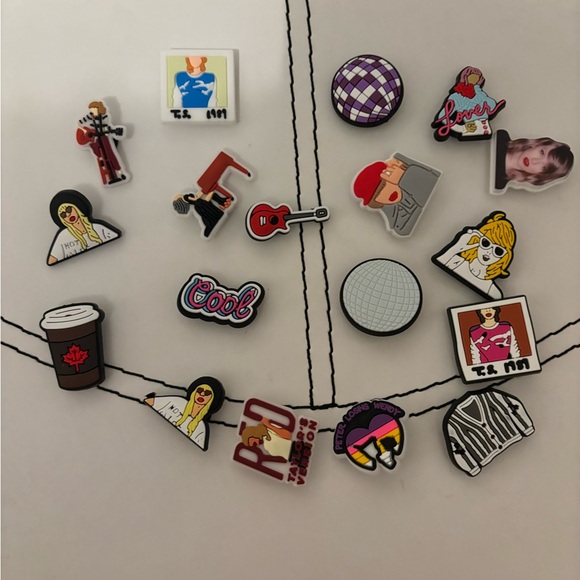 🎤 Taylor Swift bundle 🎤- 2 pouches, croc giblets, straw covers - Picture 4 of 8